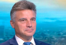 Явор Дачков разговаря с проф. Иво Христов по повод излизането на български език на втория том на книгата „Трагедия и надежда. История на света в наше време.“ на Каръл Куигли. Разговорът е записан на 19 ноември 2025 г. в Ехо Медия Студио. Книгата ще бъде представена от проф. Иво Христов и Крум Зарков на 26 ноември от 18.30 в Съюза на архитектите. Западът вече не е господар на историята – не заради външни врагове, а заради отказа от собствените принципи, които някога го превърнаха в мотор на цивилизацията. Днес той е симулакър: прилича на звезда, която още свети, но отдавна е угаснала и превърнала се в черна дупка. Най-голямата заплаха за модерния свят идва от финансова система, откъсната от реалната икономика и произвеждаща богатство от празни обещания. Масовият човек заменя смисъла с вещи, страхува се от големите въпроси и чака някой да му предложи „алтернатива“, вместо сам да я извоюва. „Събитието е прах“ – дребнотемие, което ни заслепява за истинските исторически процеси. Ежедневните политически сюжети – войни, скандали, назначения, дипломатически жестове – са само шум, който прикрива процеси, движени от мрежи от елити, оформящи Запада вече пет века. Технологичната революция, предвидена още през 1964 г., приближава момента, в който машините ще започнат да вземат решения вместо хората – възможен край на човешката история като автономен процес. https://youtube.com/watch?v=ZHyXYTatrbE%3Fsi%3Dozq0lPIX0GPlsVUs Акценти: Залезът на Запада не е плод на варварски нашествия, имигранти или „китайския дракон“, а резултат от вътрешно отстъпление от собствените принципи – плурализъм, културно многообразие и баланс между центровете на властта. Именно тези основи създадоха историческата динамика на западната цивилизация, а върху тях днес е сложен кръст. Пет века непрекъснато възпроизводство на западните елити – мрежа от фамилии, университети и институции, които движат геополитическите процеси далеч отвъд публичната политика. В съвременността тези връзки включват както исторически структури от времето на Роудс и Милнър, така и техните американски аналози от Съвета за външни отношения. Ролята на англо-саксонските университети – фабрика за елит чрез ротация между академични среди, държавна администрация и корпоративно управление. Фигури като Кисинджър и Бжежински са пример за този модел, при който университетът служи едновременно като кадрови център и място за подготовка на управленски решения. Механика на властта – трансформации на политическите форми при запазване на същото елитно ядро; власт, която сменя вида си, но не и носителите си. Подобни цикли се наблюдават от Британската империя до съвременните трансатлантически структури, при които формата на институциите се променя, но мрежата около тях – не. Триъгълникът на западната модерност – автономна църква, градска община и аристократични структури като източник на характерната динамика на тази цивилизация. Този триъгълник създава постоянни сблъсъци на власт, от които произтичат рационалността, правният модел и индустриалният импулс на Запада. Структурният сблъсък в капитализма – противопоставяне между индустриалния капитал (производство) и финансовия капитал (кредит и спекулация), определящо развитието на модерния свят. Възходът на финансовия сектор създава система от обещания без реален материален еквивалент, което е в основата на повтарящите се кризи. Архитектурата на Студената война – геополитически решения, планирани на ниво елити още преди края на Втората световна война. Сблъсъкът между СССР и САЩ се заражда в опитите на британската дипломация да насочи германската експанзия на изток към Русия, за да запази политическото влияние на Лондон. Пророческото предупреждение на Каръл Куигли (1964). Настъпва епоха, в която огромни масиви информация ще се обработват автоматично, а решенията ще се вземат механично. Това е възможен край на човешката история като автономен процес.