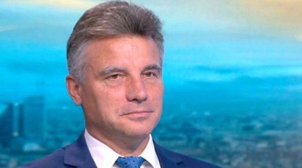 Явор Дачков разговаря с проф. Иво Христов по повод излизането на български език на втория том на книгата „Трагедия и надежда. История на света в наше време.“ на Каръл Куигли. Разговорът е записан на 19 ноември 2025 г. в Ехо Медия Студио. Книгата ще бъде представена от проф. Иво Христов и Крум Зарков на 26 ноември от 18.30 в Съюза на архитектите.  Западът вече не е господар на историята – не заради външни врагове, а заради отказа от собствените принципи, които някога го превърнаха в мотор на цивилизацията. Днес той е симулакър: прилича на звезда, която още свети, но отдавна е угаснала и превърнала се в черна дупка.  Най-голямата заплаха за модерния свят идва от финансова система, откъсната от реалната икономика и произвеждаща богатство от празни обещания. Масовият човек заменя смисъла с вещи, страхува се от големите въпроси и чака някой да му предложи „алтернатива“, вместо сам да я извоюва.  „Събитието е прах“ – дребнотемие, което ни заслепява за истинските исторически процеси. Ежедневните политически сюжети – войни, скандали, назначения, дипломатически жестове – са само шум, който прикрива процеси, движени от мрежи от елити, оформящи Запада вече пет века.  Технологичната революция, предвидена още през 1964 г., приближава момента, в който машините ще започнат да вземат решения вместо хората – възможен край на човешката история като автономен процес.   https://youtube.com/watch?v=ZHyXYTatrbE%3Fsi%3Dozq0lPIX0GPlsVUs Акценти:  Залезът на Запада не е плод на варварски нашествия, имигранти или „китайския дракон“, а резултат от вътрешно отстъпление от собствените принципи – плурализъм, културно многообразие и баланс между центровете на властта. Именно тези основи създадоха историческата динамика на западната цивилизация, а върху тях днес е сложен кръст.  Пет века непрекъснато възпроизводство на западните елити – мрежа от фамилии, университети и институции, които движат геополитическите процеси далеч отвъд публичната политика. В съвременността тези връзки включват както исторически структури от времето на Роудс и Милнър, така и техните американски аналози от Съвета за външни отношения.  Ролята на англо-саксонските университети – фабрика за елит чрез ротация между академични среди, държавна администрация и корпоративно управление. Фигури като Кисинджър и Бжежински са пример за този модел, при който университетът служи едновременно като кадрови център и място за подготовка на управленски решения.  Механика на властта – трансформации на политическите форми при запазване на същото елитно ядро; власт, която сменя вида си, но не и носителите си. Подобни цикли се наблюдават от Британската империя до съвременните трансатлантически структури, при които формата на институциите се променя, но мрежата около тях – не.  Триъгълникът на западната модерност – автономна църква, градска община и аристократични структури като източник на характерната динамика на тази цивилизация. Този триъгълник създава постоянни сблъсъци на власт, от които произтичат рационалността, правният модел и индустриалният импулс на Запада.  Структурният сблъсък в капитализма – противопоставяне между индустриалния капитал (производство) и финансовия капитал (кредит и спекулация), определящо развитието на модерния свят. Възходът на финансовия сектор създава система от обещания без реален материален еквивалент, което е в основата на повтарящите се кризи.  Архитектурата на Студената война – геополитически решения, планирани на ниво елити още преди края на Втората световна война. Сблъсъкът между СССР и САЩ се заражда в опитите на британската дипломация да насочи германската експанзия на изток към Русия, за да запази политическото влияние на Лондон.  Пророческото предупреждение на Каръл Куигли (1964). Настъпва епоха, в която огромни масиви информация ще се обработват автоматично, а решенията ще се вземат механично. Това е възможен край на човешката история като автономен процес.