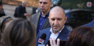 Радев към репортерка: Госпожо, за този месец заработихте надницата си от вашите благодетели, за да ми викате в лицето и да прекъсвате всички останали Радев към репортерка: Госпожо, за този месец заработихте надницата си от вашите благодетели, за да ми викате в лицето и да прекъсвате всички останали