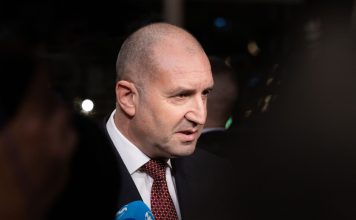 Радев ги попиля: Управляващите изобретиха нов жанр: протест в подкрепа на властта. Навремето на това му викаха манифестация