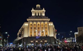 Втори рунд: Хиляди изпълниха площадите, искат оттегляне на бюджета